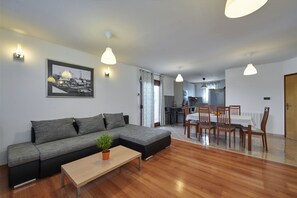 Smart TV, DVD player, stereo