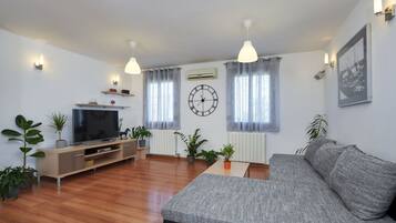 Smart TV, DVD player, stereo