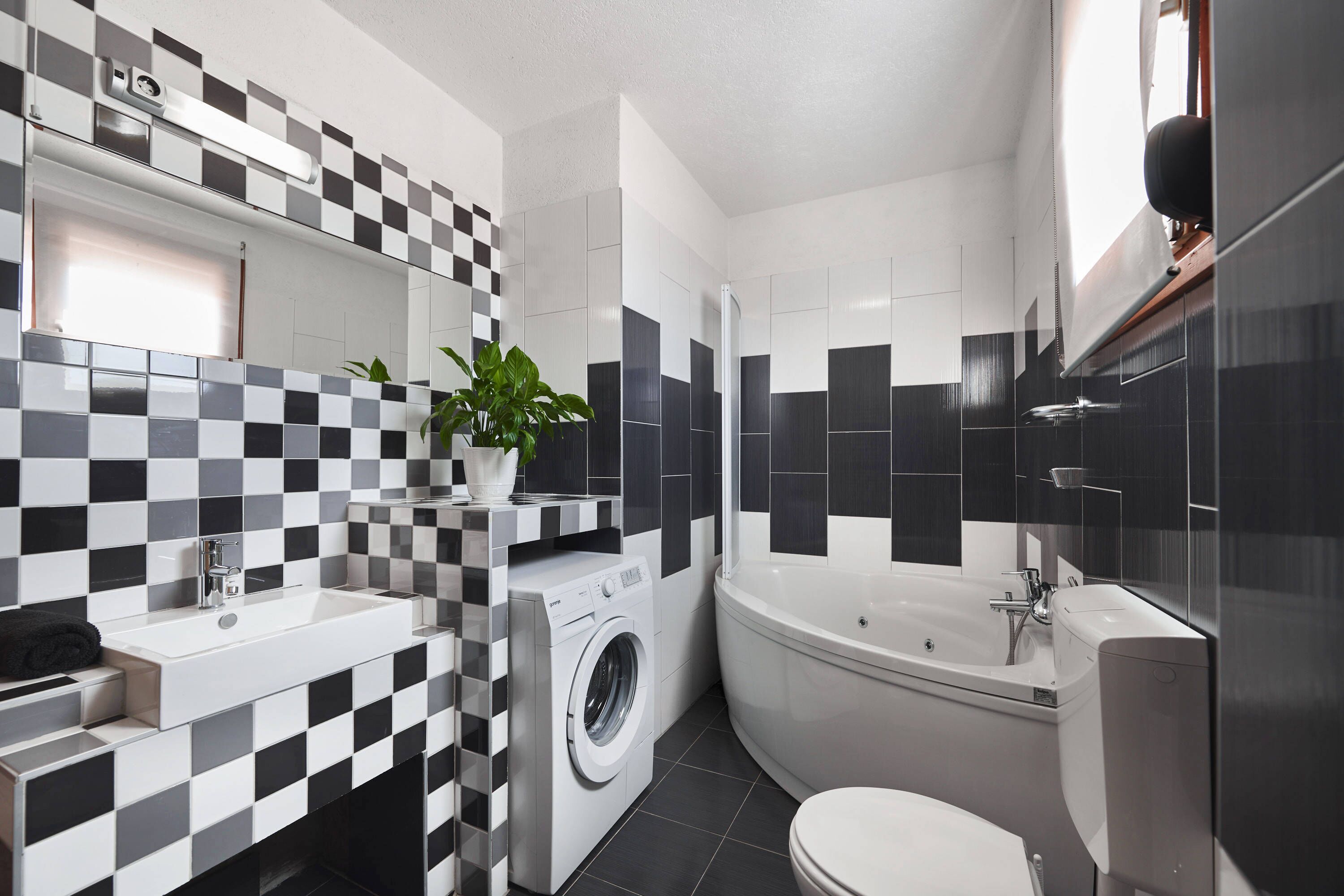 Combined shower/tub, towels