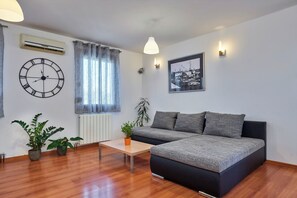 Smart TV, DVD player, stereo