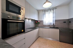 Micro-ondes, four, plaque de cuisson, lave-vaisselle