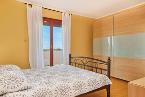 3 slaapkamers, een strijkplank/strijkijzer, gratis wifi, beddengoed