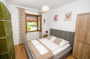 2 bedrooms, desk, iron/ironing board, WiFi