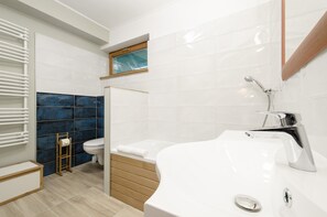 Bathtub, hair dryer, towels, toilet paper - Casa Lavanda Alsóörs - Holiday home with pool (Alsóörs)