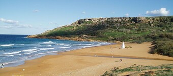 Zeer afgewerkte 3 slaapkamer maisonette met prive zwembad en land / zeezicht