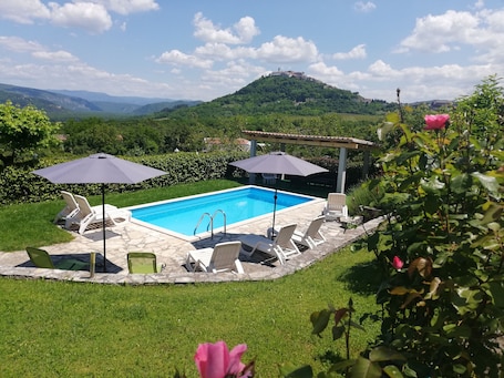 Outdoor pool. Lovely house for 8 person with pool