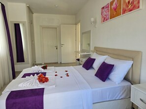 4 chambres, coffres-forts dans les chambres, fer et planche à repasser