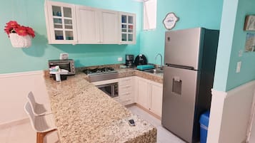 Geladeira, micro-ondas, fogão, cooktop