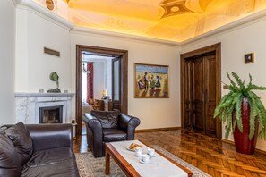 Fernseher, DVD-Player, Bücher, Stereoanlage