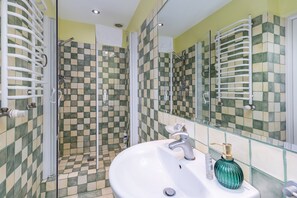 Shower, hair dryer, bidet, towels - Best location to explore Krakow! Spacious 105m2/1130 sq ft, 2 bathr. Beautiful (Krakow)