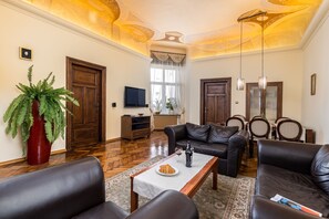 Fernseher, DVD-Player, Bücher, Stereoanlage