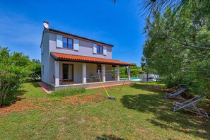 Exterior - Modern house in a quiet location with a fenced garden, porch and private pool (Marčana)