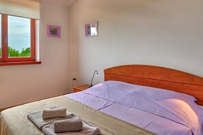 3 bedrooms, free WiFi, bed sheets - Modern house in a quiet location with a fenced garden, porch and private pool (Marčana)