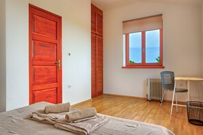 3 bedrooms, free WiFi, bed sheets - Modern house in a quiet location with a fenced garden, porch and private pool (Marcana)