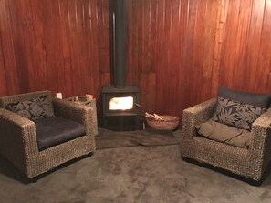 Interior - Comfortable character home near Rotorua lakefront, fast Wifi. (Rotorua)