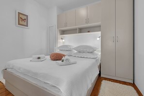 3 bedrooms, desk, iron/ironing board, travel crib