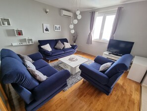 Televisión, chimenea, tenis de mesa y libros 