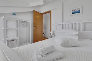3 Schlafzimmer, Schreibtisch, Bügeleisen/Bügelbrett, Reisekinderbett