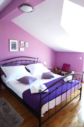 3 habitaciones, tabla de planchar con plancha y cuna de viaje 