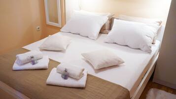 3 habitaciones, tabla de planchar con plancha y cuna de viaje