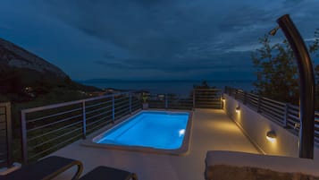 Alberca al aire libre y alberca climatizada