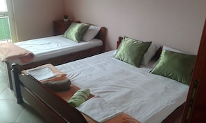 2 عدّة غرف نوم ومكواة/لوح كي وواي فاي مجانًا وملاءات أسرّة