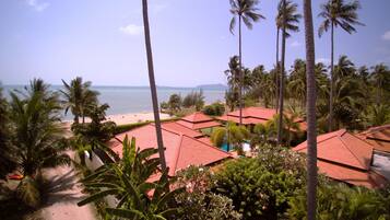 Rannalla, aurinkotuoleja, rantapyyhkeitä