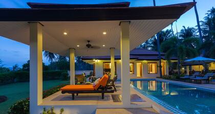 Lumoava 4BR täyden palvelun rannalla huvila upeita, rauhallisessa ympäristössä