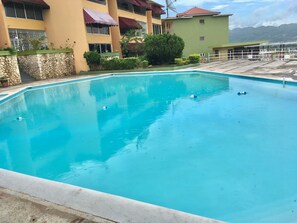 Una piscina al aire libre