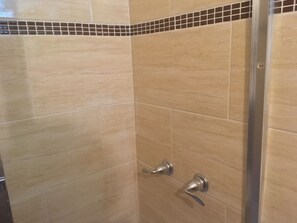 Dusj, hårføner, håndklær og såpe