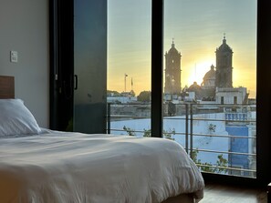2 habitaciones, escritorio y tabla de planchar con plancha