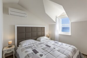 2 habitaciones, caja de seguridad en la habitación y escritorio