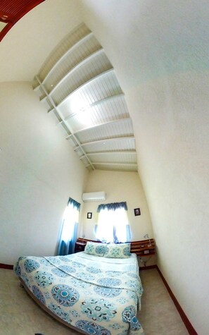 1 chambre, coffre-fort, bureau, fer et planche à repasser