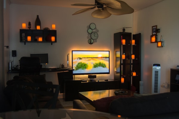 Smart-TV, DVD-spiller, bøker og musikkbibliotek