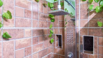Douche, sèche-cheveux, serviettes fournies, savon