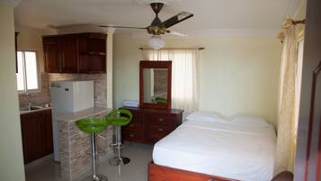 Caja de seguridad en la habitación y escritorio