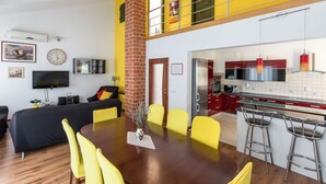 Un apartamento moderno con comedor, cocina y sala de estar.