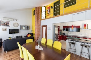Eine moderne Wohnung mit Essbereich, Küche und Wohnraum.