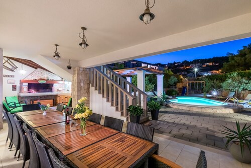 luxurios and comfortable Villa/Island Brač/with pool,jacuzzi/tranpol / 14people