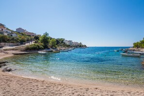 På stranden