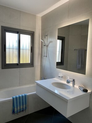 Baignoire, sèche-cheveux, serviettes fournies