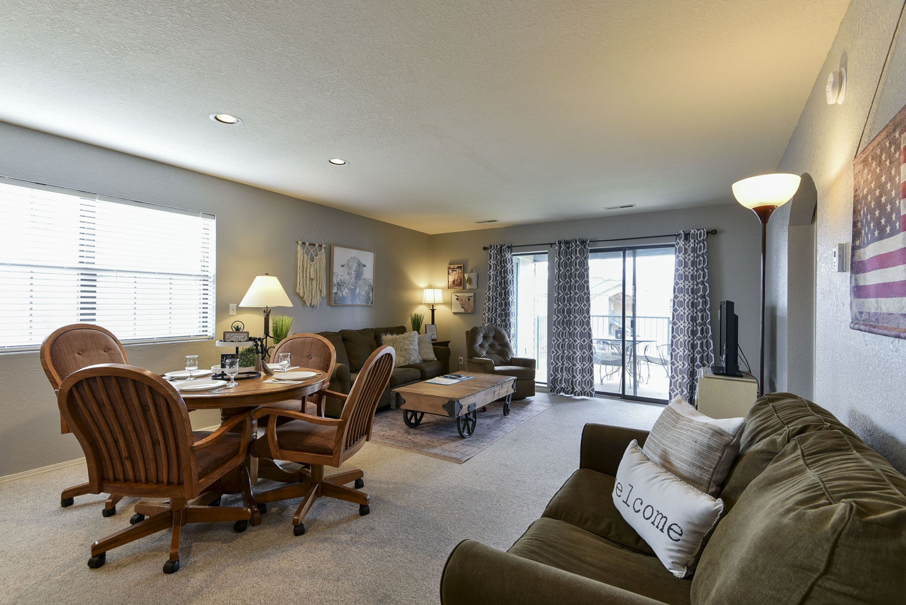 Smart TV, Netflix, Hulu, DVD player