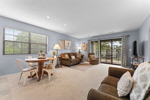 Smart TV, Netflix, Hulu, DVD player