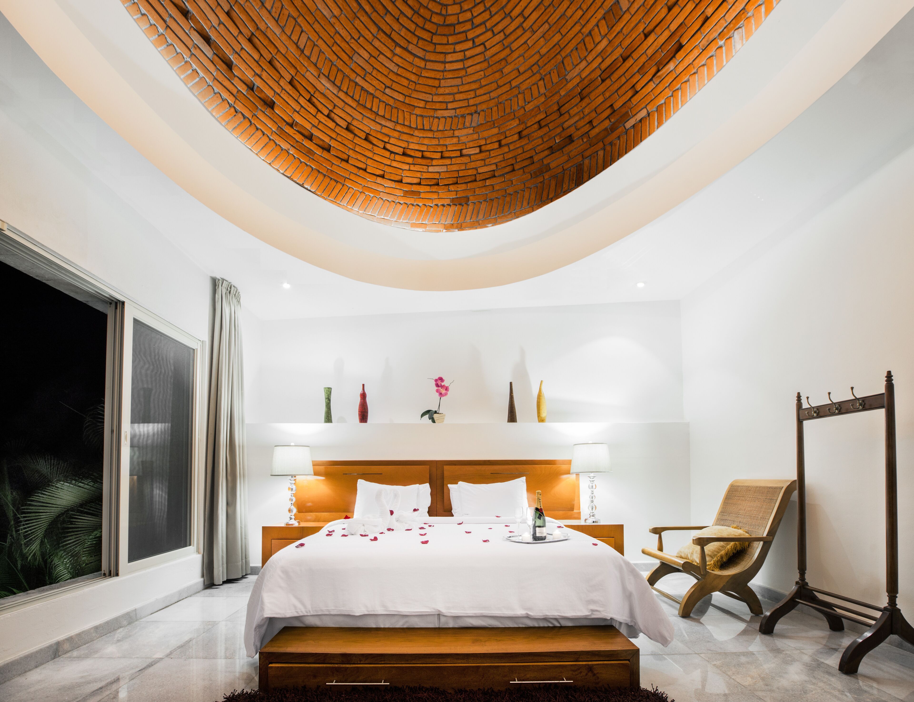 5 bedrooms, in-room safe, iron/ironing board, free WiFi