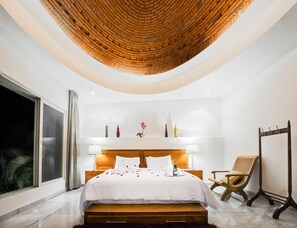 5 makuuhuonetta, tallelokero huoneessa, silitysrauta/-lauta