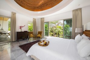 5 makuuhuonetta, tallelokero huoneessa, silitysrauta/-lauta