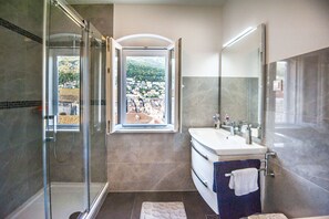 Shower, hair dryer, towels, shampoo - Apartment with the amazing view over the Old Town and Lokrum island (Dubrovnik)