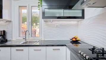 Fridge, oven, stovetop, dishwasher