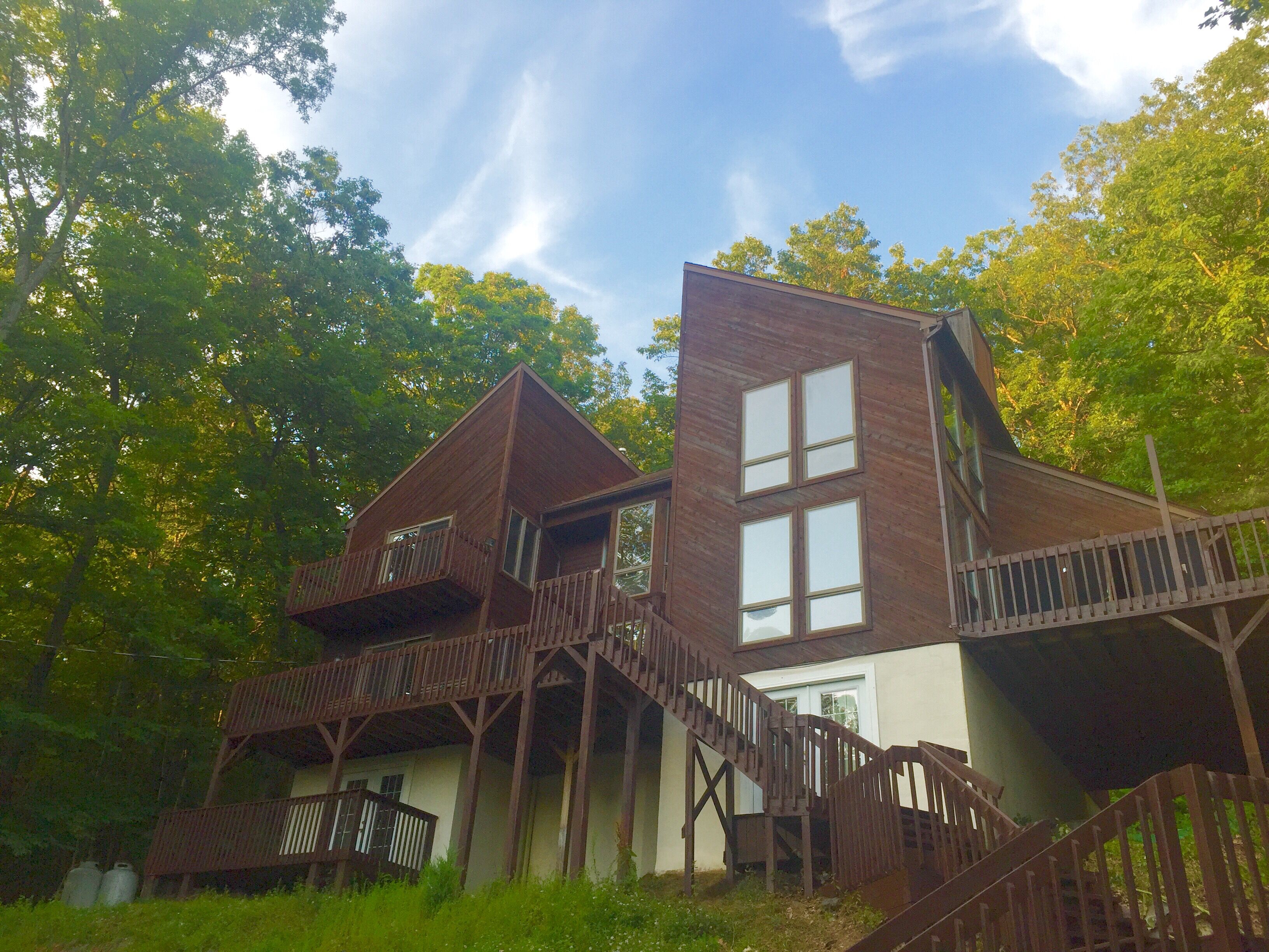 Beautiful Modern Lodge! Pool Table,8 TVs,WiFi,Linen provided, Central AC,FirePit