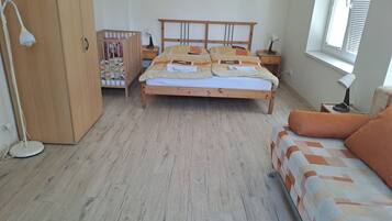 5 bedrooms, iron/ironing board, free WiFi, bed sheets